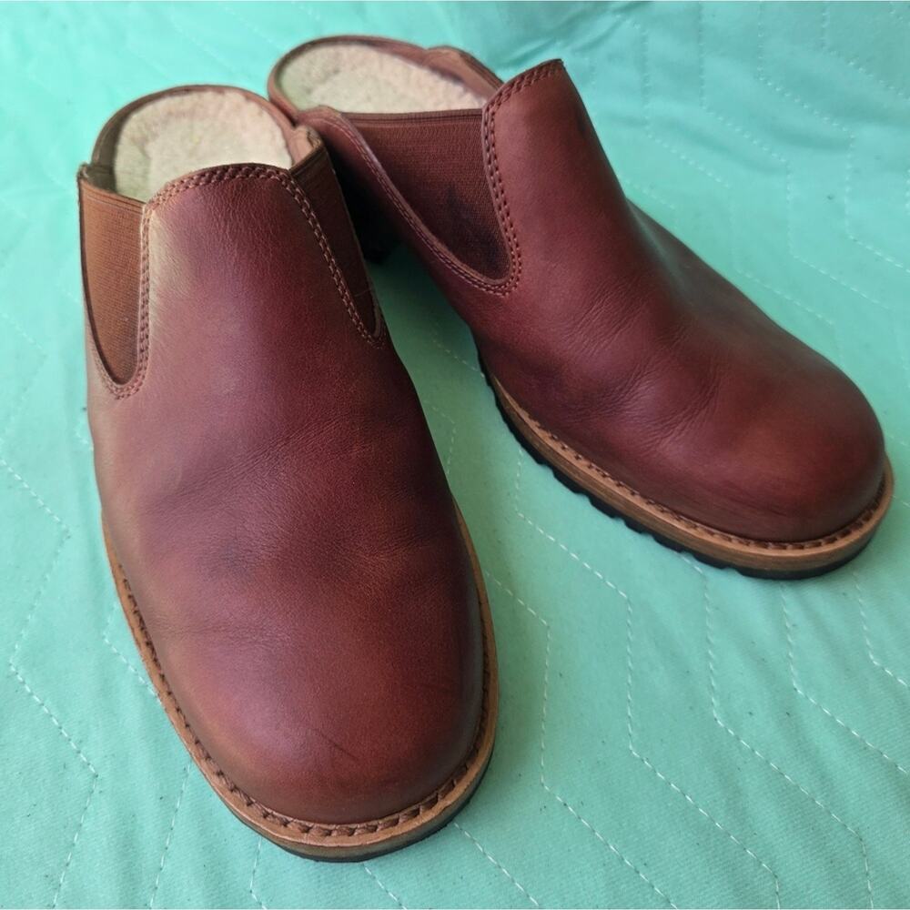 UGG Brown Women Clog size 8.5 Slip-On Style low heel grip shearling leather 5505